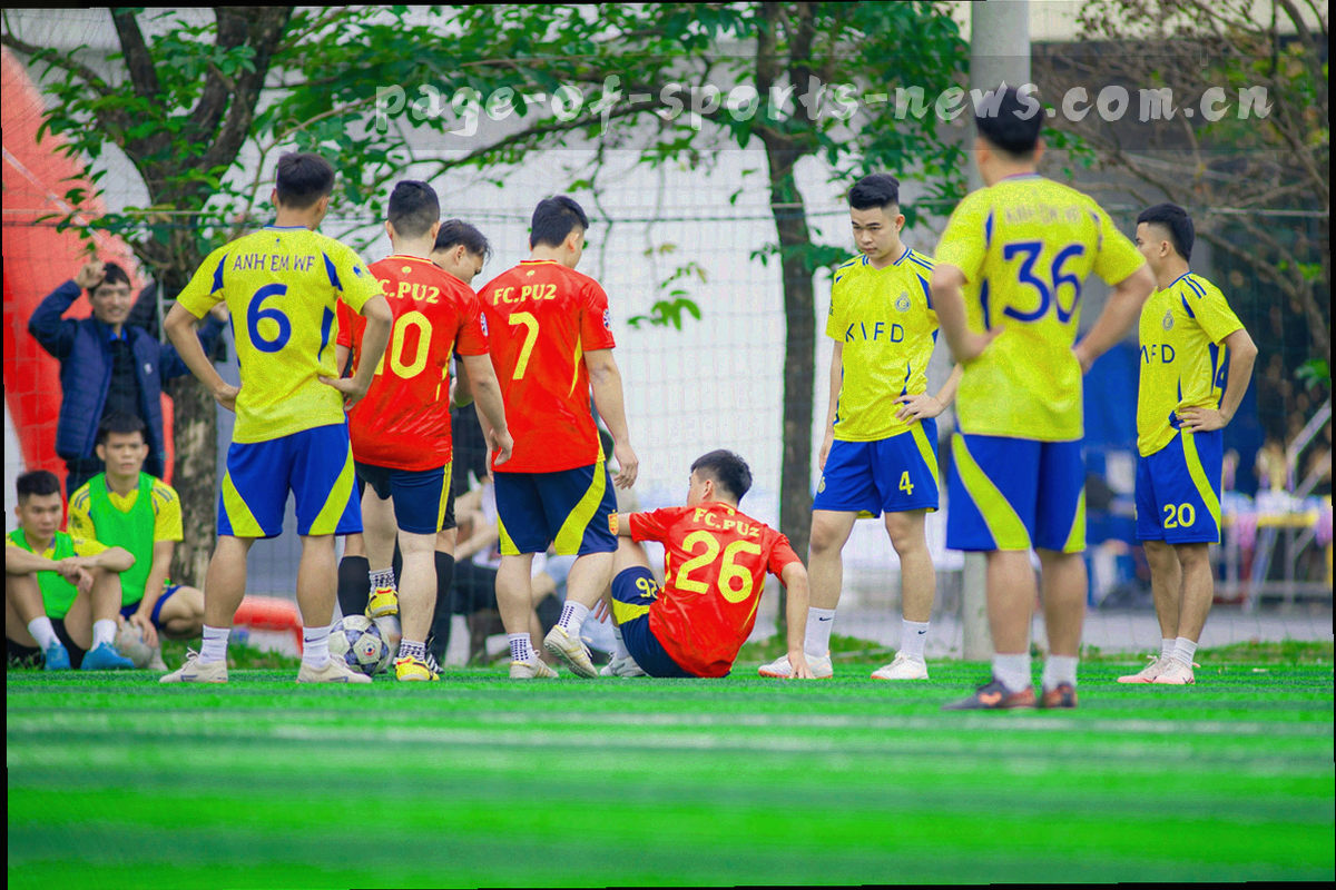 数据图表打印稿与文件夹叠放的局部特写，页边留着荧光橙勾选痕迹